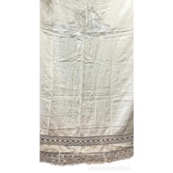 Colcha Antigua de Hilo con Iniciales Bordadas y Encaje de Bolillos - Siglo XX