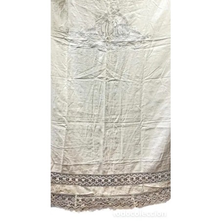 Colcha Antigua de Hilo con Iniciales Bordadas y Encaje de Bolillos - Siglo XX