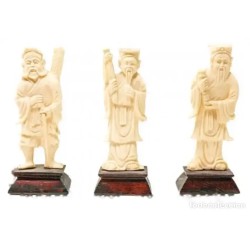 Tres Figuras Orientales en Hueso Tallado - Dignatarios Chinos con Peanas Lacadas