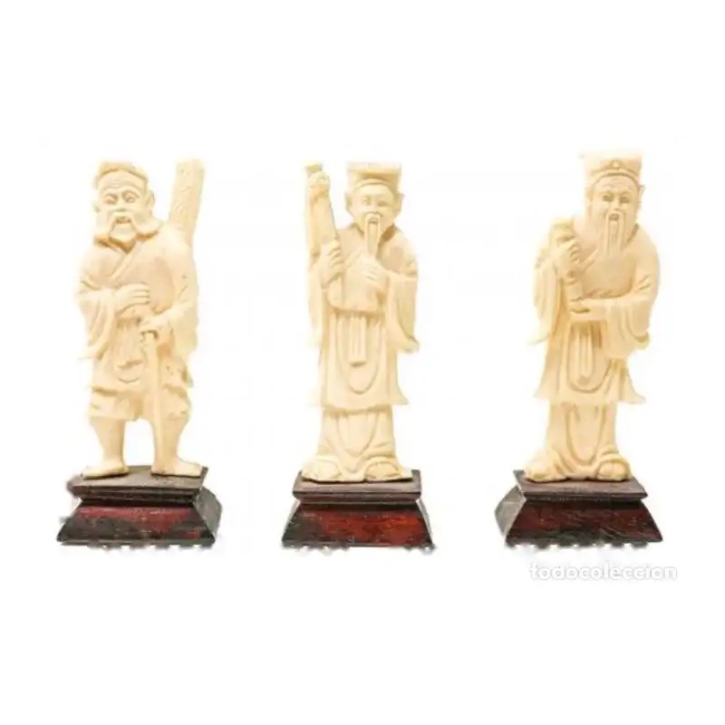 Tres Figuras Orientales en Hueso Tallado - Dignatarios Chinos con Peanas Lacadas