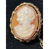 Broche de oro con camafeo tallado a mano de mujer