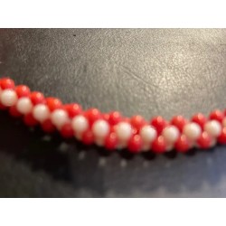 Collar Artesanal de Coral Rojo con Detalles Blancos - Diseño Cascada Tejido a Mano