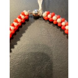 Collar Artesanal de Coral Rojo con Detalles Blancos - Diseño Cascada Tejido a Mano