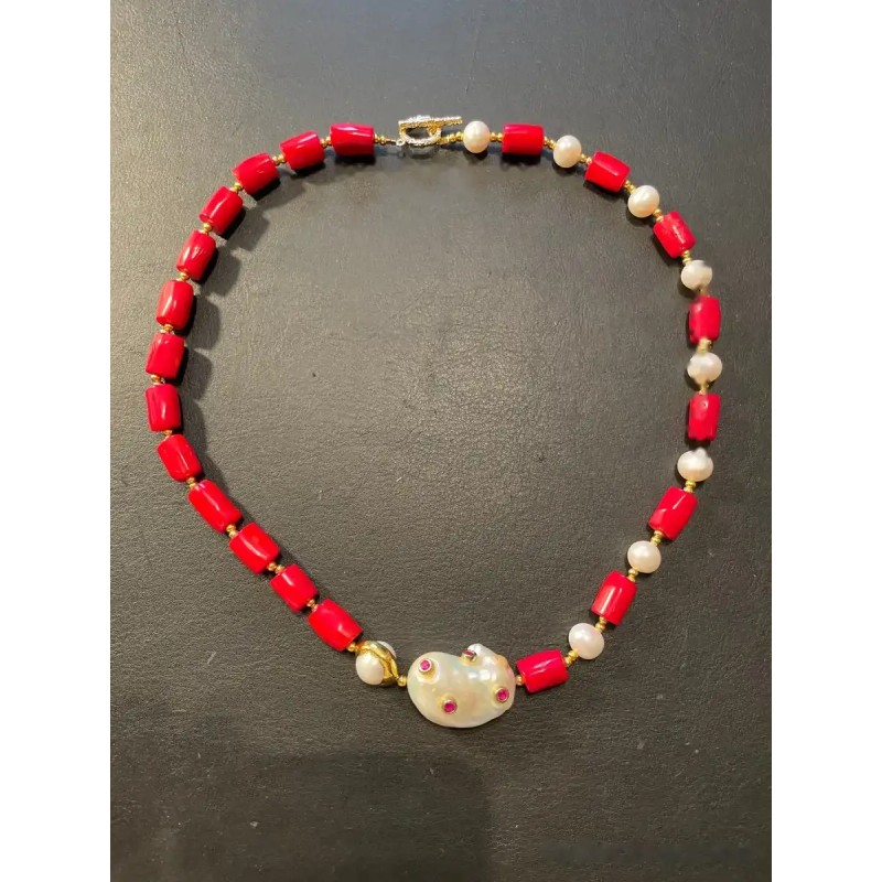 Collar de Coral Rojo y Perlas con Colgante de Nácar - Motivo Cisne con Rubíes