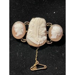 Broche de oro con tres camafeos en concha tallados