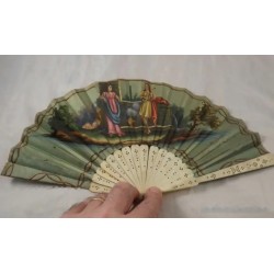 Abanico antiguo con varillas de hueso y motivos musicales - 18 cm