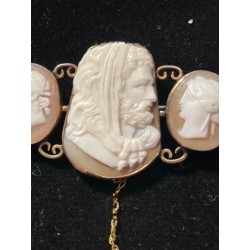 Broche de oro con tres camafeos en concha tallados