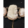 Broche de oro con tres camafeos en concha tallados