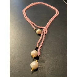 Collar Lariat de Cuarzo Rosa y Perlas - Gargantilla Estilo Corbata con Detalles Dorados