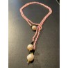 Collar Lariat de Cuarzo Rosa y Perlas - Gargantilla Estilo Corbata con Detalles Dorados