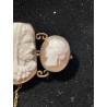 Broche de oro con tres camafeos en concha tallados