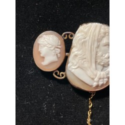 Broche de oro con tres camafeos en concha tallados