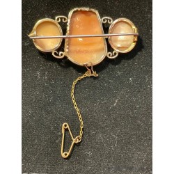Broche de oro con tres camafeos en concha tallados