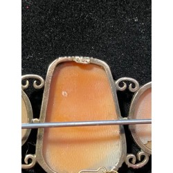 Broche de oro con tres camafeos en concha tallados