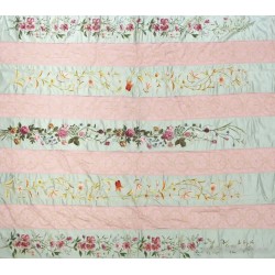 Colcha Antigua de Raso con Bordados Florales en Seda - Textil Artesanal Vintage