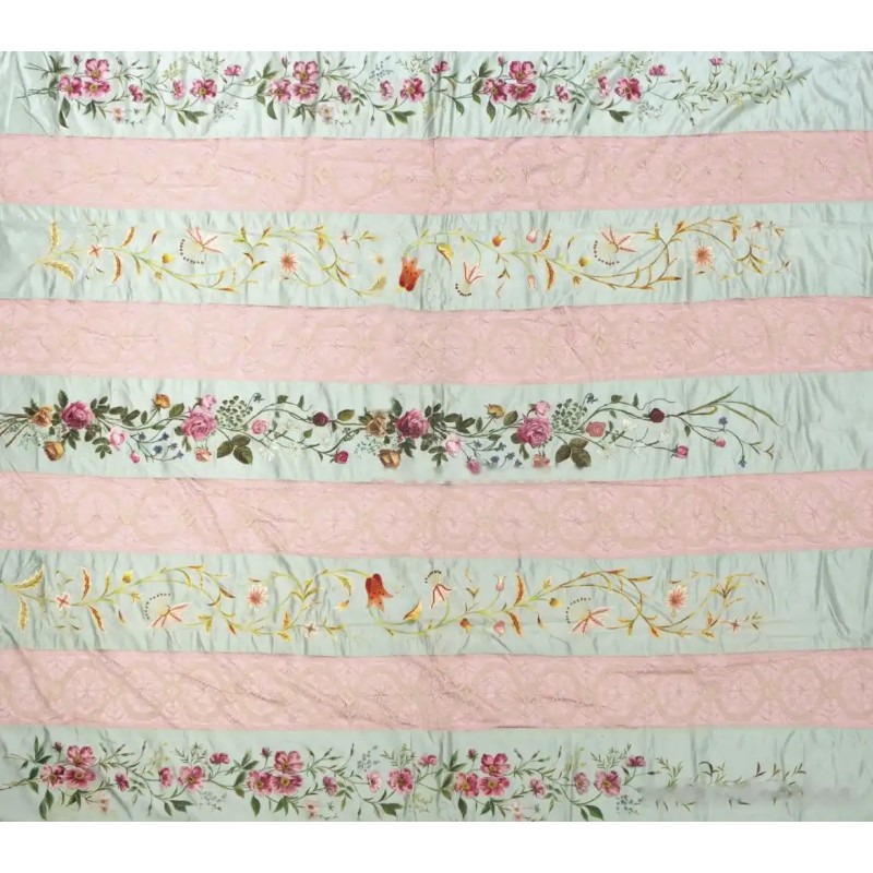 Colcha Antigua de Raso con Bordados Florales en Seda - Textil Artesanal Vintage