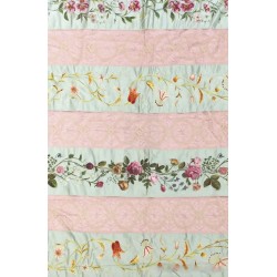 Colcha Antigua de Raso con Bordados Florales en Seda - Textil Artesanal Vintage
