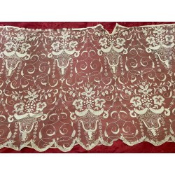Encaje Antiguo de Cadeneta sobre Tul Burgundy - Bordado Floral Artesanal