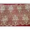 Encaje Antiguo de Cadeneta sobre Tul Burgundy - Bordado Floral Artesanal
