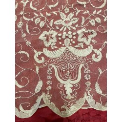 Encaje Antiguo de Cadeneta sobre Tul Burgundy - Bordado Floral Artesanal