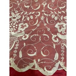 Encaje Antiguo de Cadeneta sobre Tul Burgundy - Bordado Floral Artesanal
