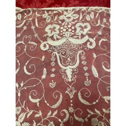 Encaje Antiguo de Cadeneta sobre Tul Burgundy - Bordado Floral Artesanal