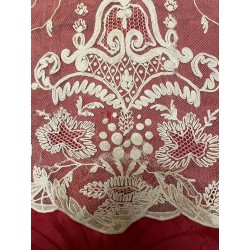 Encaje Antiguo de Cadeneta sobre Tul Burgundy - Bordado Floral Artesanal