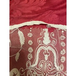 Encaje Antiguo de Cadeneta sobre Tul Burgundy - Bordado Floral Artesanal