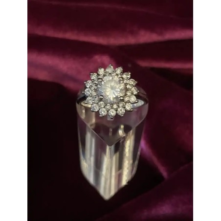 Anillo de Plata con Flor de Circonitas - Joya Elegante con Brillantes Engastados