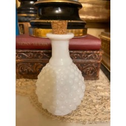 Elegante Botella de Colonia Vintage en Opalina Blanca - Diseño Texturizado con Tapón de Corcho
