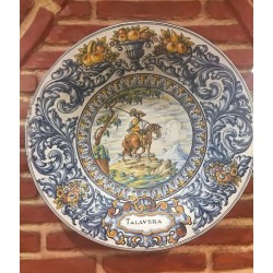 Plato Decorativo de Cerámica de Talavera - Escena Ecuestre Renacentista en Ceramica Policroma