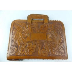 Cartera Vintage de Cuero Repujado - Diseño Artesanal con Motivos Florales