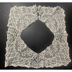 Cuello de Encaje de Bolillos Antiguo - Pieza Artesanal Decorativa 33x33 cm