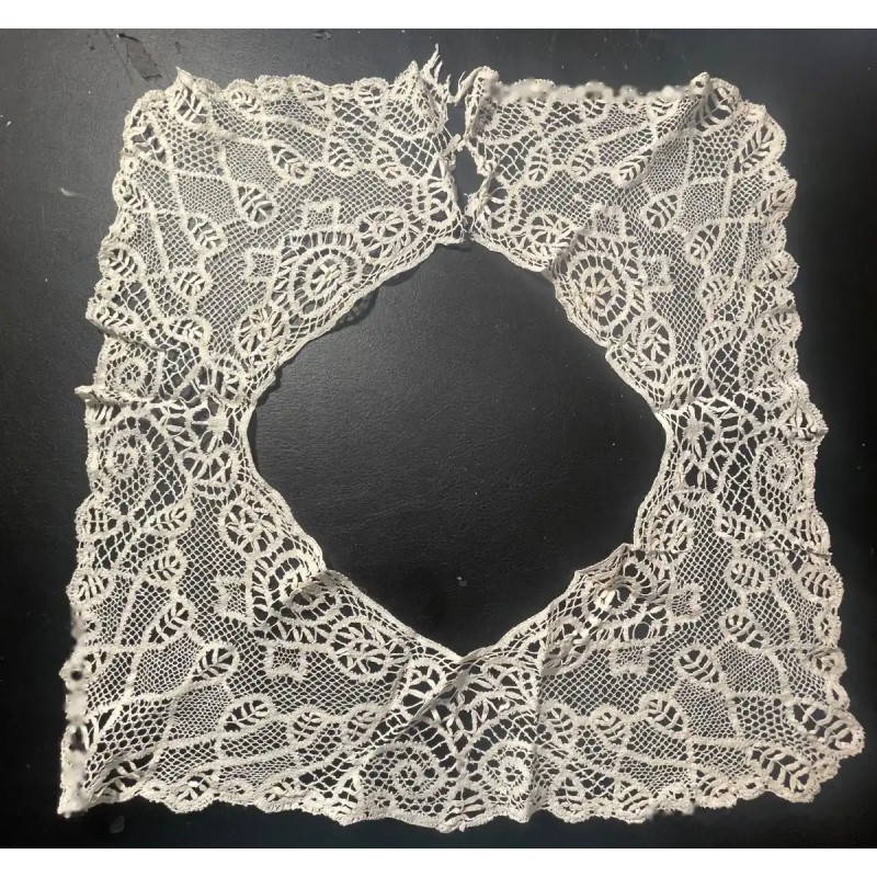 Cuello de Encaje de Bolillos Antiguo - Pieza Artesanal Decorativa 33x33 cm