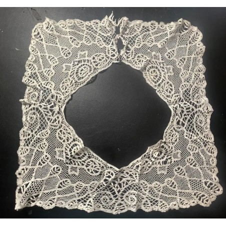 Cuello de Encaje de Bolillos Antiguo - Pieza Artesanal Decorativa 33x33 cm