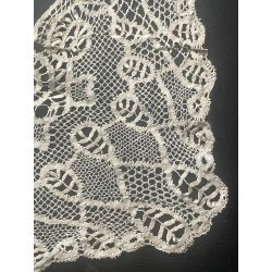 Cuello de Encaje de Bolillos Antiguo - Pieza Artesanal Decorativa 33x33 cm