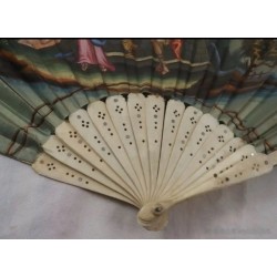 Abanico antiguo con varillas de hueso y motivos musicales - 18 cm