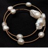 Pulsera Aros Dorados con Perlas Barrocas Naturales - Joyería Elegante Ajustable