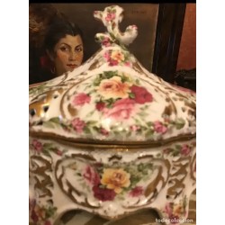 Elegante Bombonera de Porcelana con Detalles Florales y Dorados