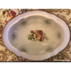Elegante Bombonera de Porcelana con Detalles Florales y Dorados