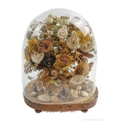 Campana de Cristal Vintage con Composición Floral de Conchas - Arte Decorativo