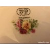 Elegante Bombonera de Porcelana con Detalles Florales y Dorados