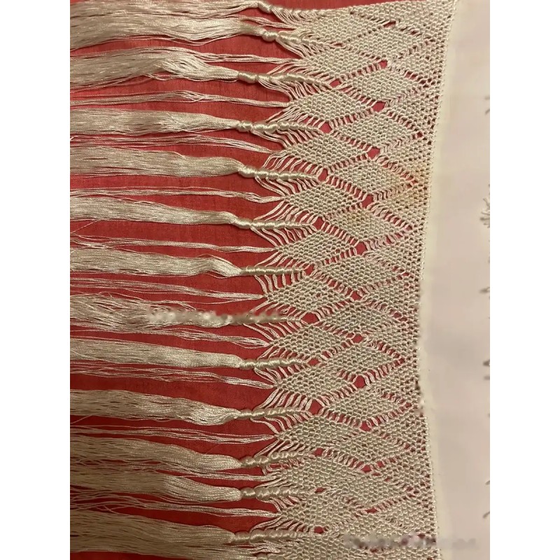 Mantón Antiguo con Flecos de Seda y Enrejado Geométrico - Textil Artesanal
