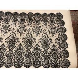 Mantón Antiguo con Flecos de Seda y Enrejado Geométrico - Textil Artesanal