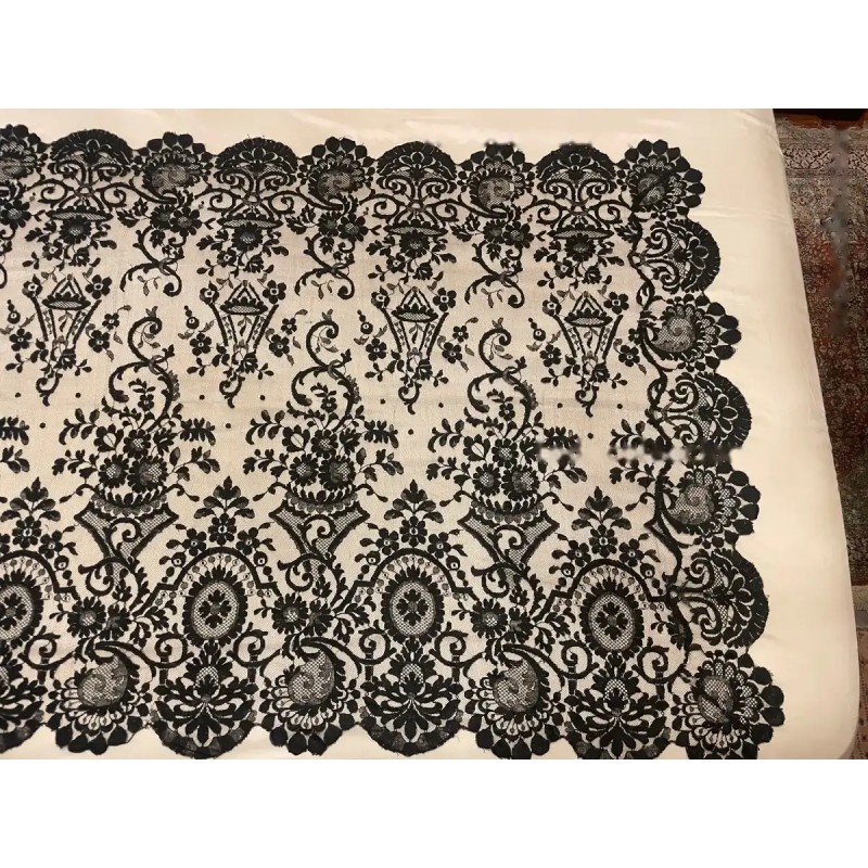 Mantón Antiguo con Flecos de Seda y Enrejado Geométrico - Textil Artesanal