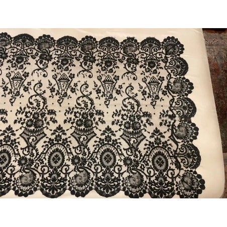 Mantón Antiguo con Flecos de Seda y Enrejado Geométrico - Textil Artesanal