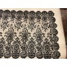 Mantón Antiguo con Flecos de Seda y Enrejado Geométrico - Textil Artesanal