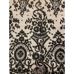 Mantón Antiguo con Flecos de Seda y Enrejado Geométrico - Textil Artesanal