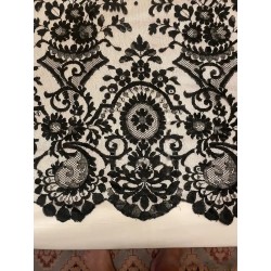 Mantón Antiguo con Flecos de Seda y Enrejado Geométrico - Textil Artesanal