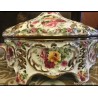 Elegante Bombonera de Porcelana con Detalles Florales y Dorados